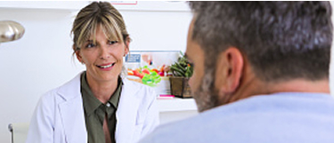 médica explica para a paciente sobre tratamento para obesidade